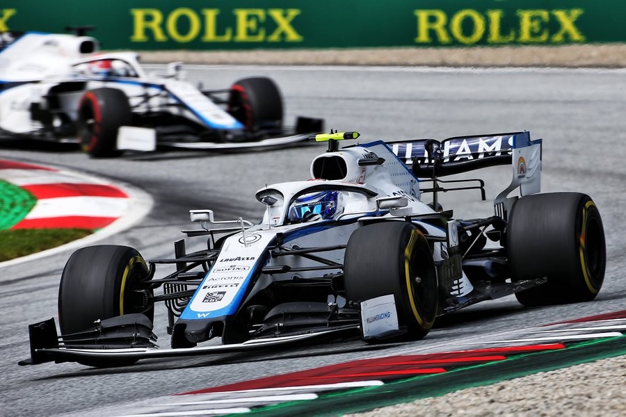 Nicholas Latifi za ním George Russell