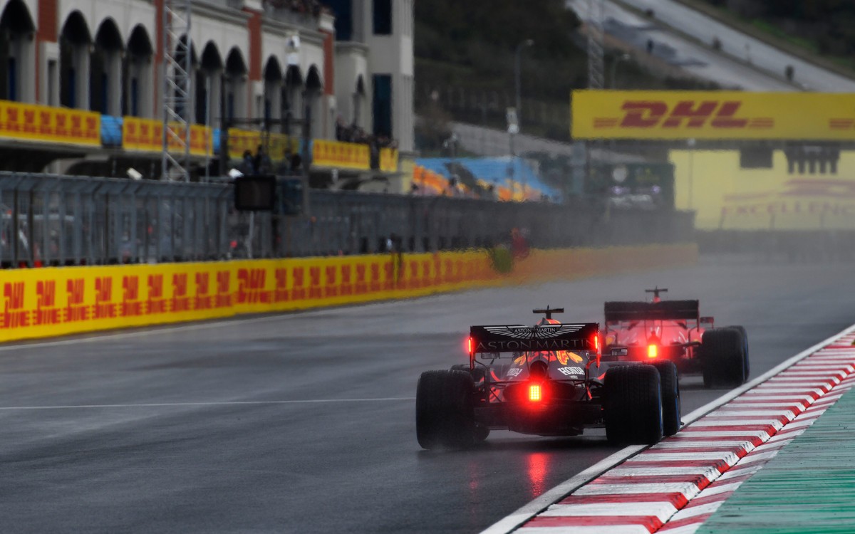 Max Verstappen za Sebastianom Vettelom
