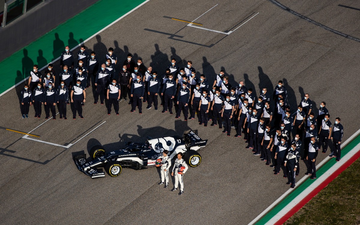 Júki Cunoda a Pierre Gasly, mechanici, AlphaTauri, ilustračné