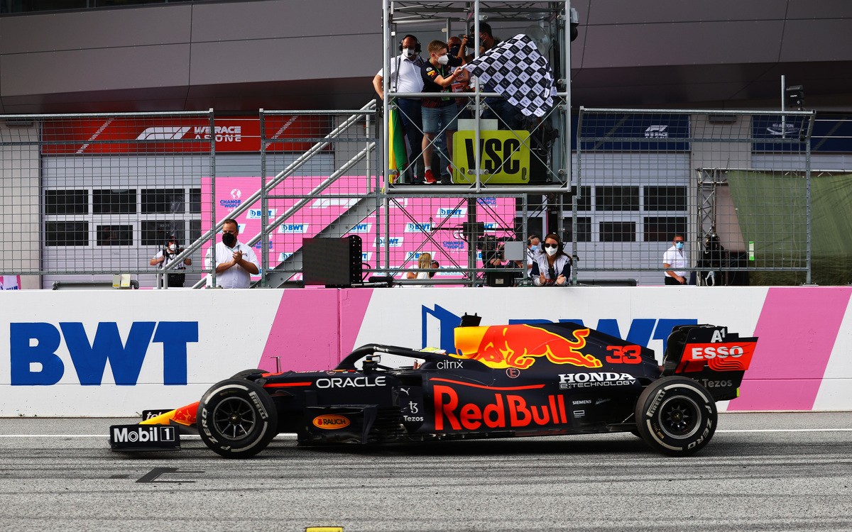 Max Verstappen prechádza cieľom VC Štajerska 2021