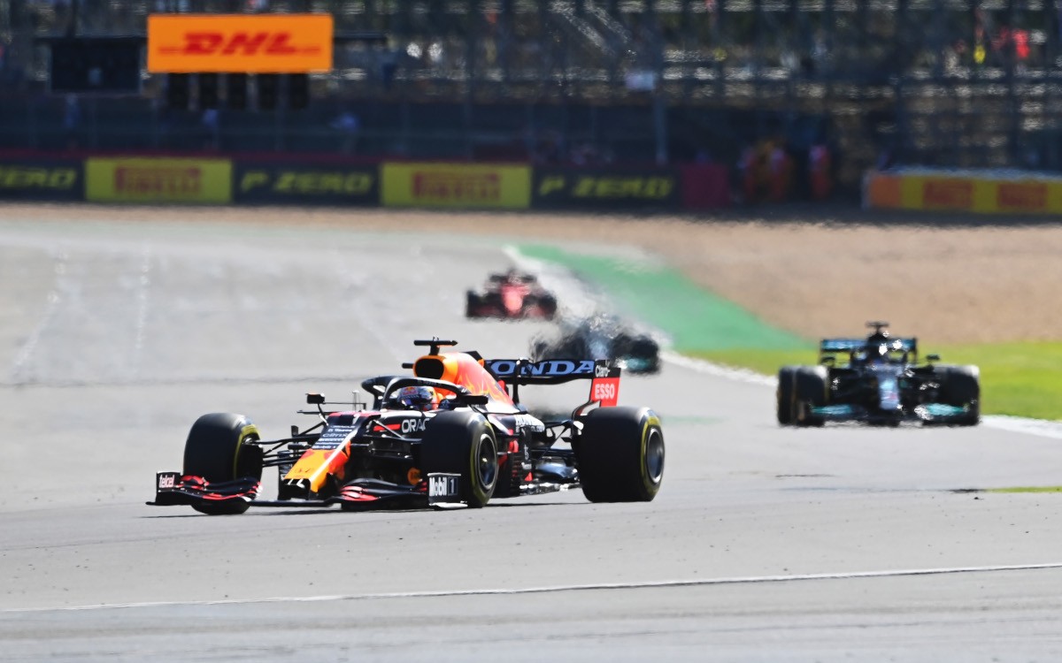 Max Verstappen pred Lewisom Hamiltonom