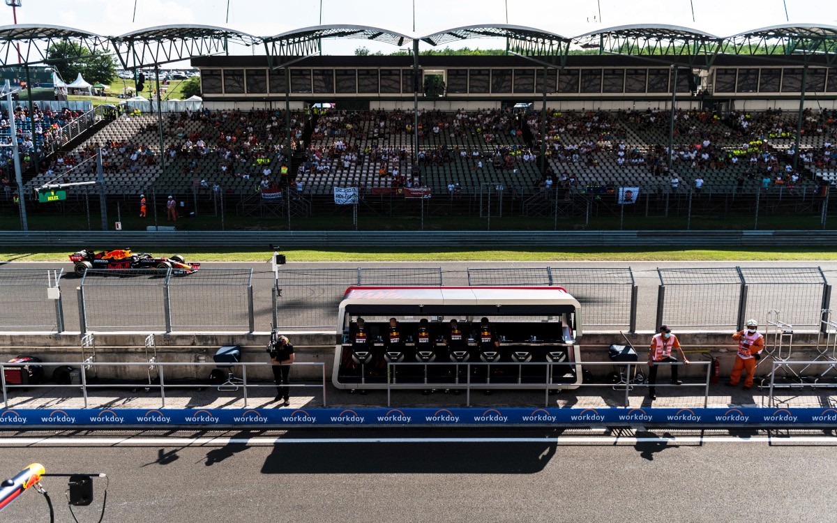 Max Verstappen a boxový múrik Red Bullu