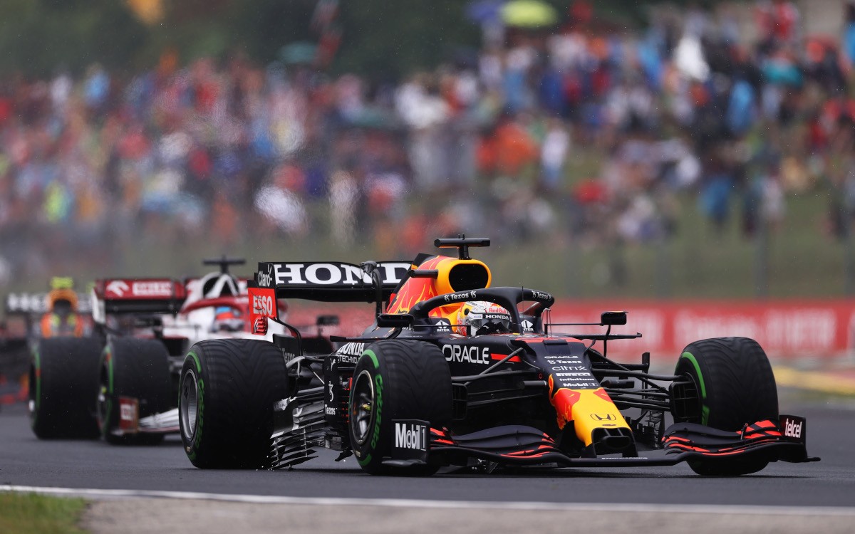 Max Verstappen s poškodeným deflektorom