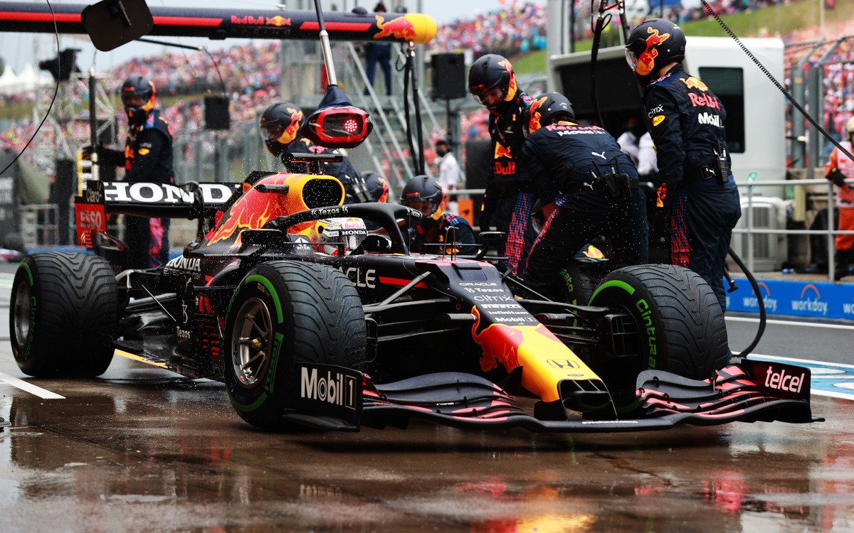 Max Verstappen v boxoch
