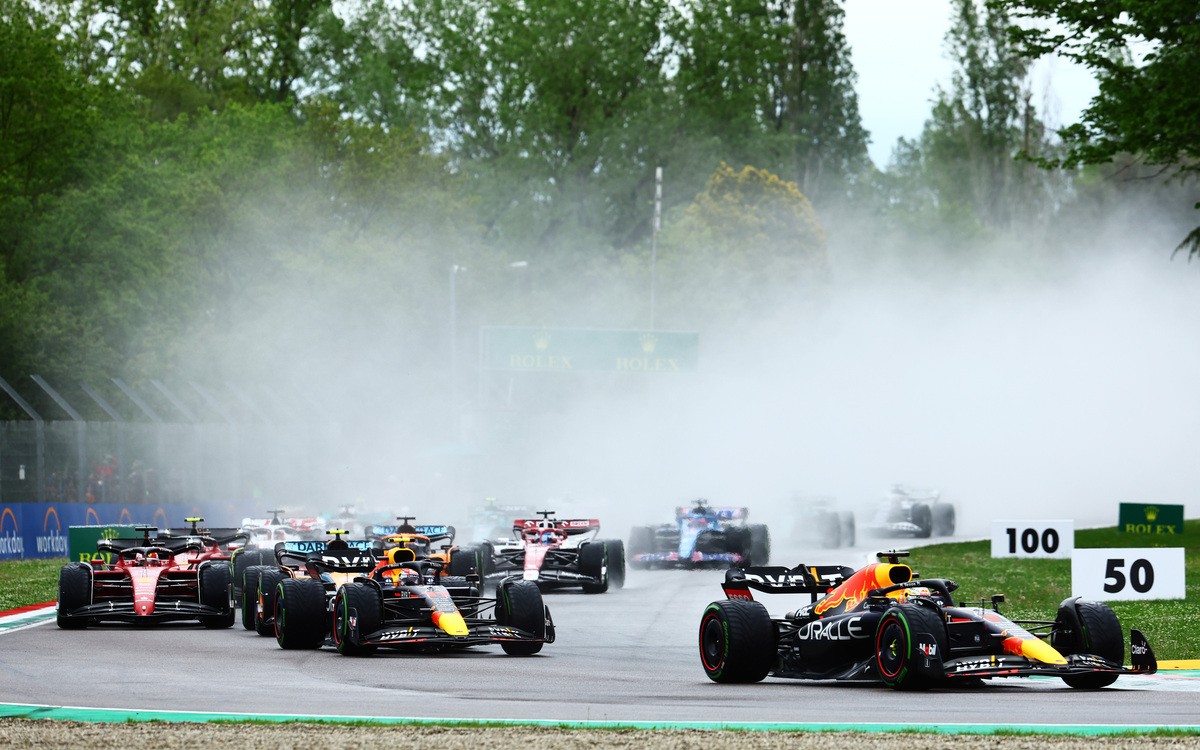 Max Verstappen, Sergio Pérez po štarte VC Emilia Romagna 2022