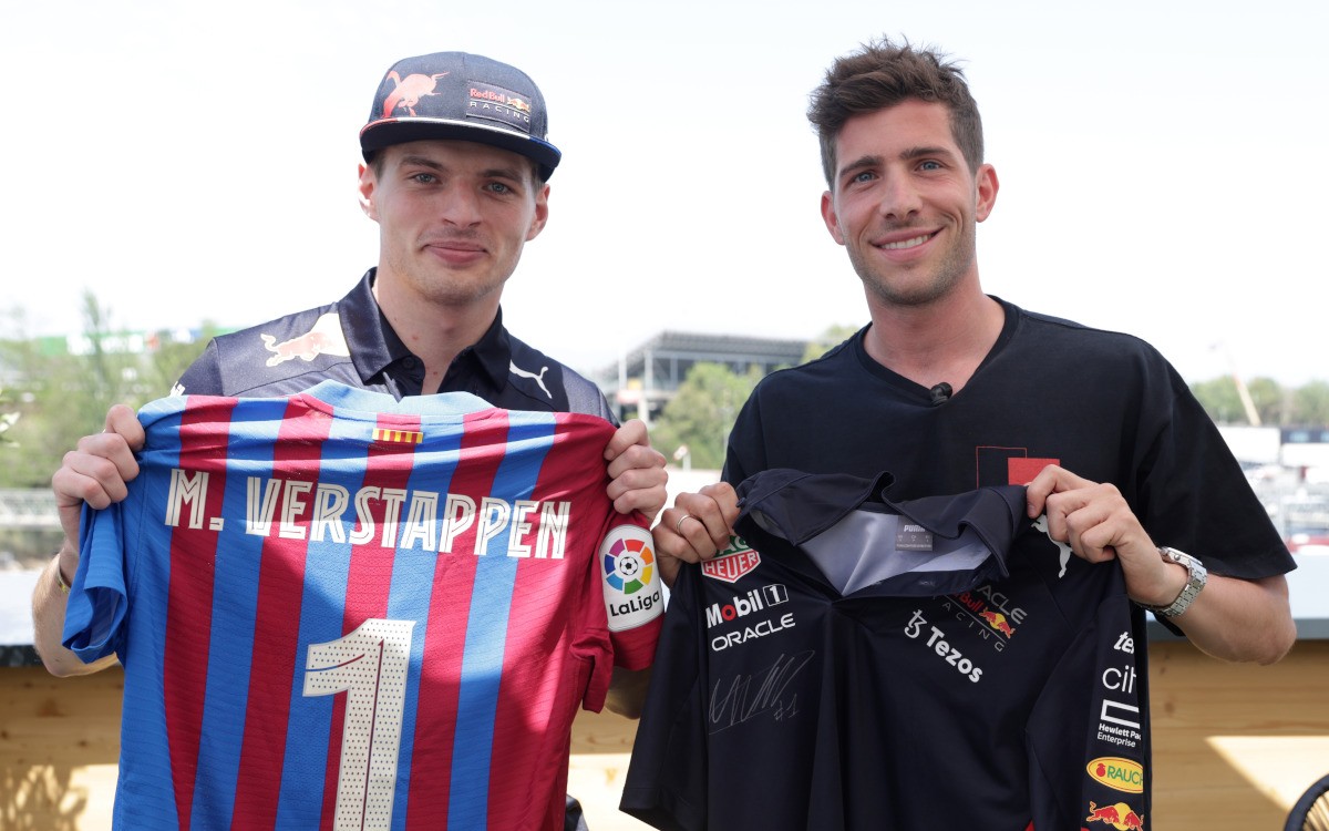 Max Verstappen a hráč FC Barcelona Sergi Roberto