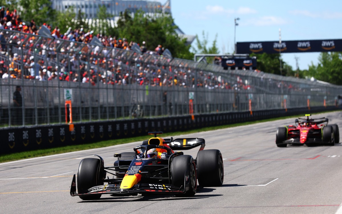 Max Verstappen pred Carlosom Sainzom