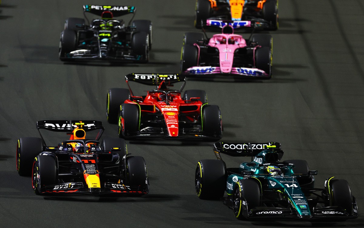 Po štarte VC Saudskej Arábie 2023: Fernando Alonso, Sergio Pérez, Carlos Sainz