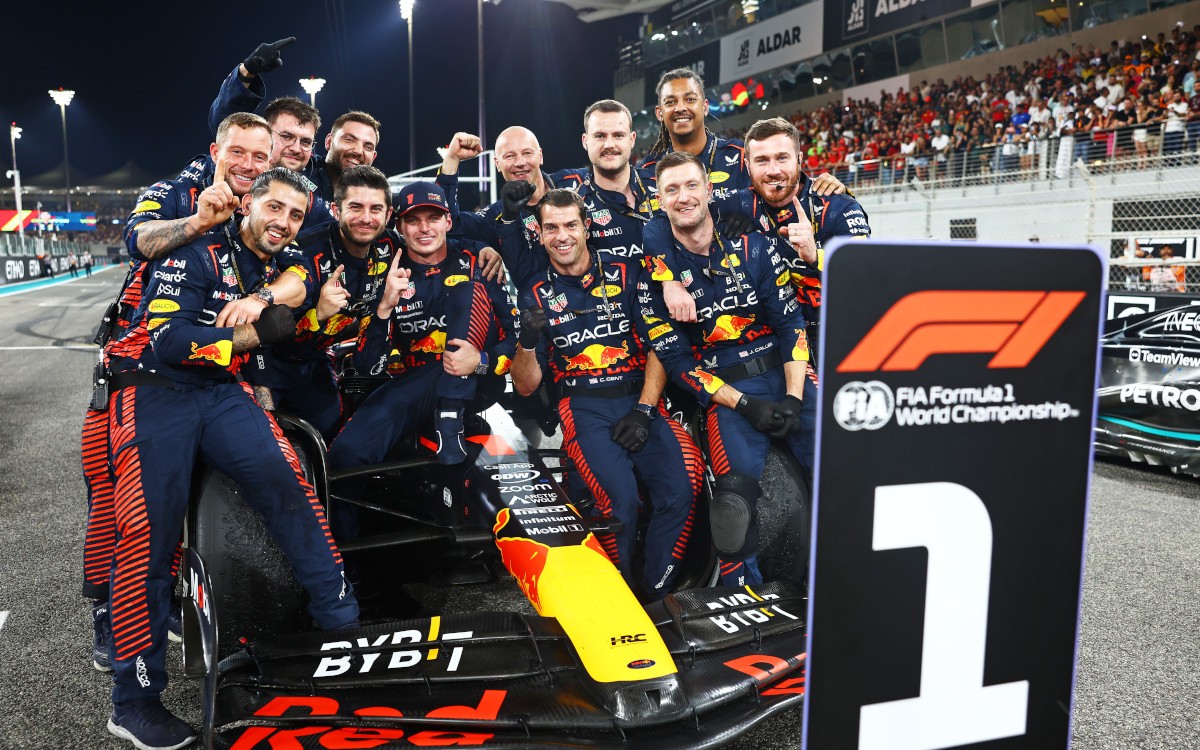 Max Verstappen oslavuje víťazstvo s mechanikmi