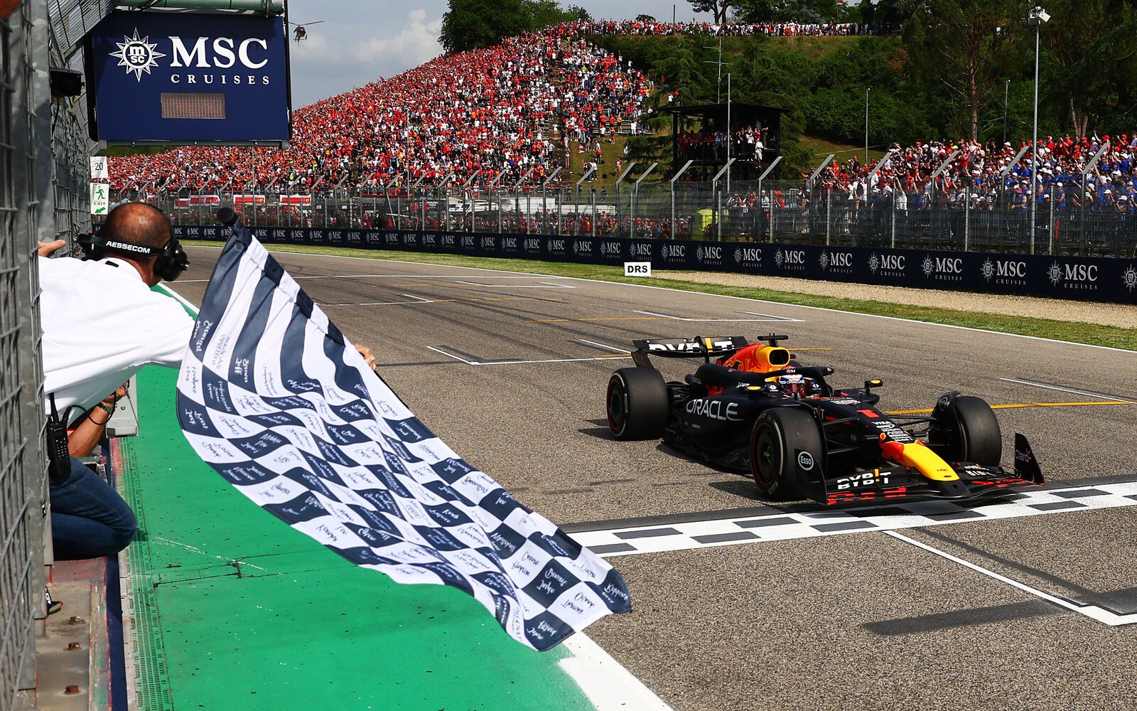 Max Verstappen so šachovnicovou vlajkou