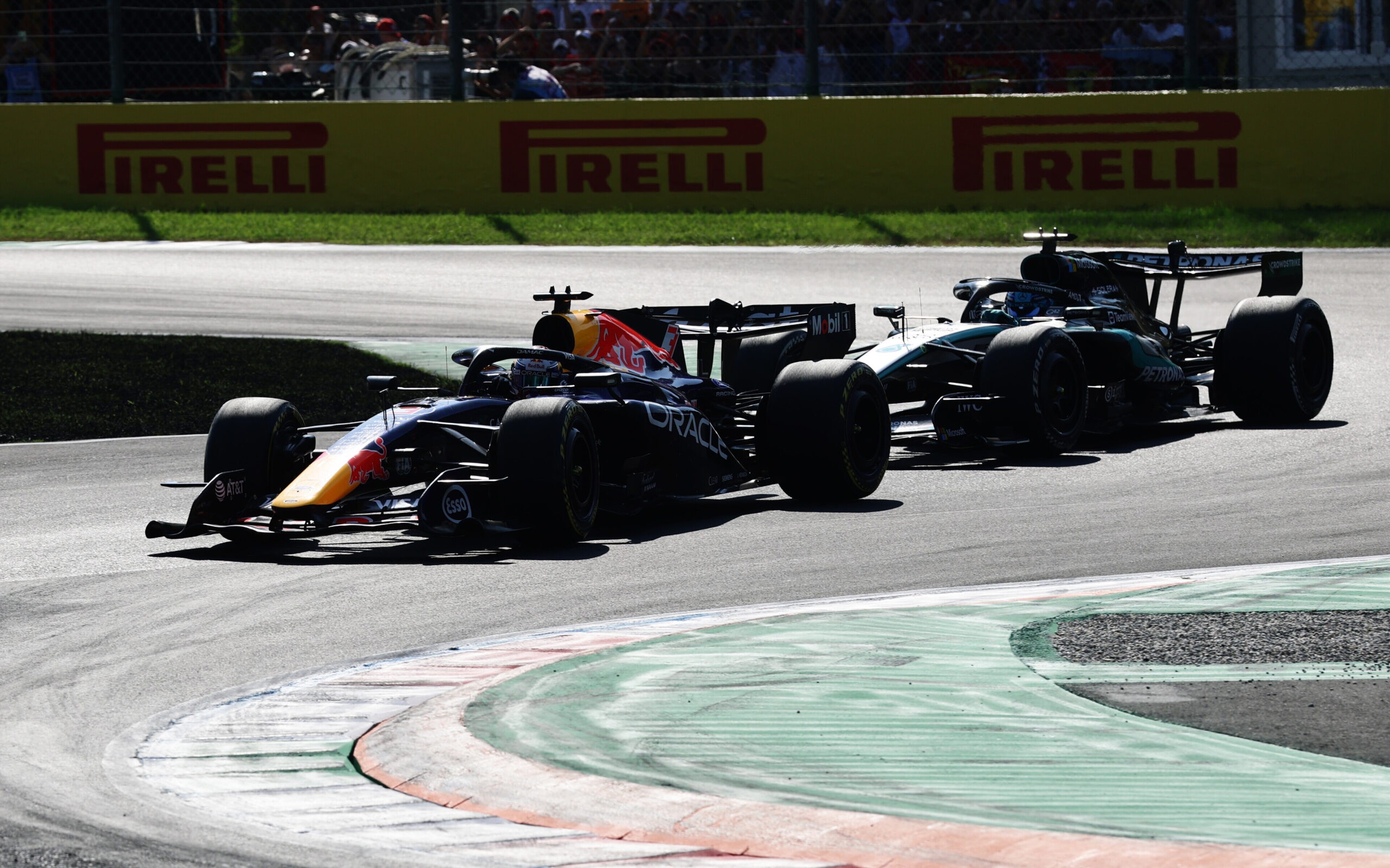 Max Verstappen a George Russell