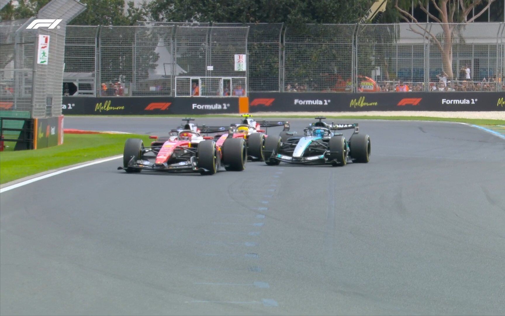 Charles Leclerc, George Russell a Lewis Hamilton