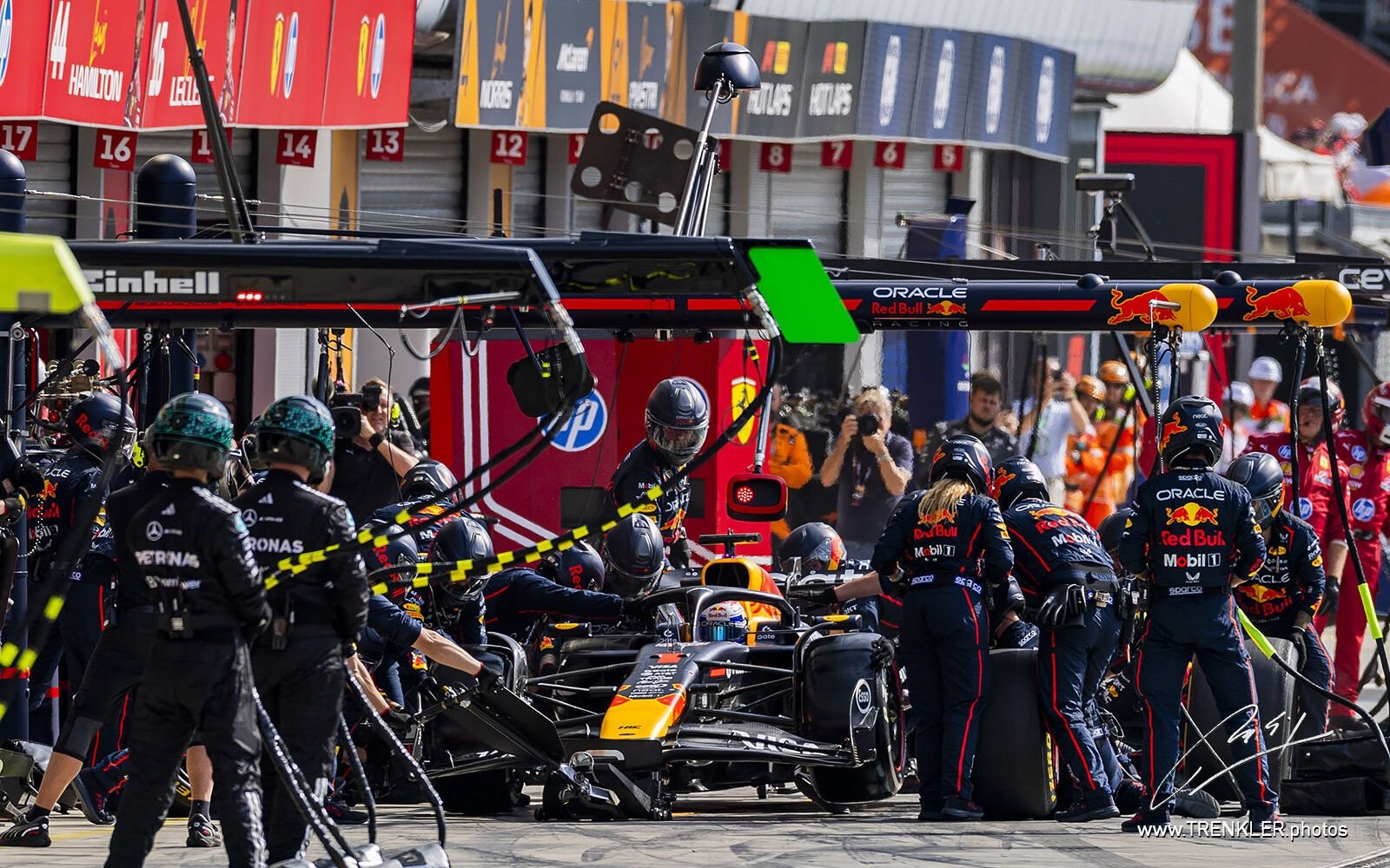 Max Verstappen v boxoch