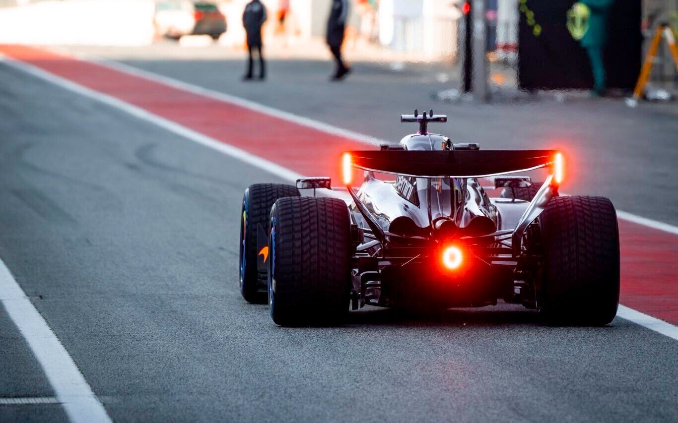 Oscar Piastri a McLaren MCL40, červené svetlá