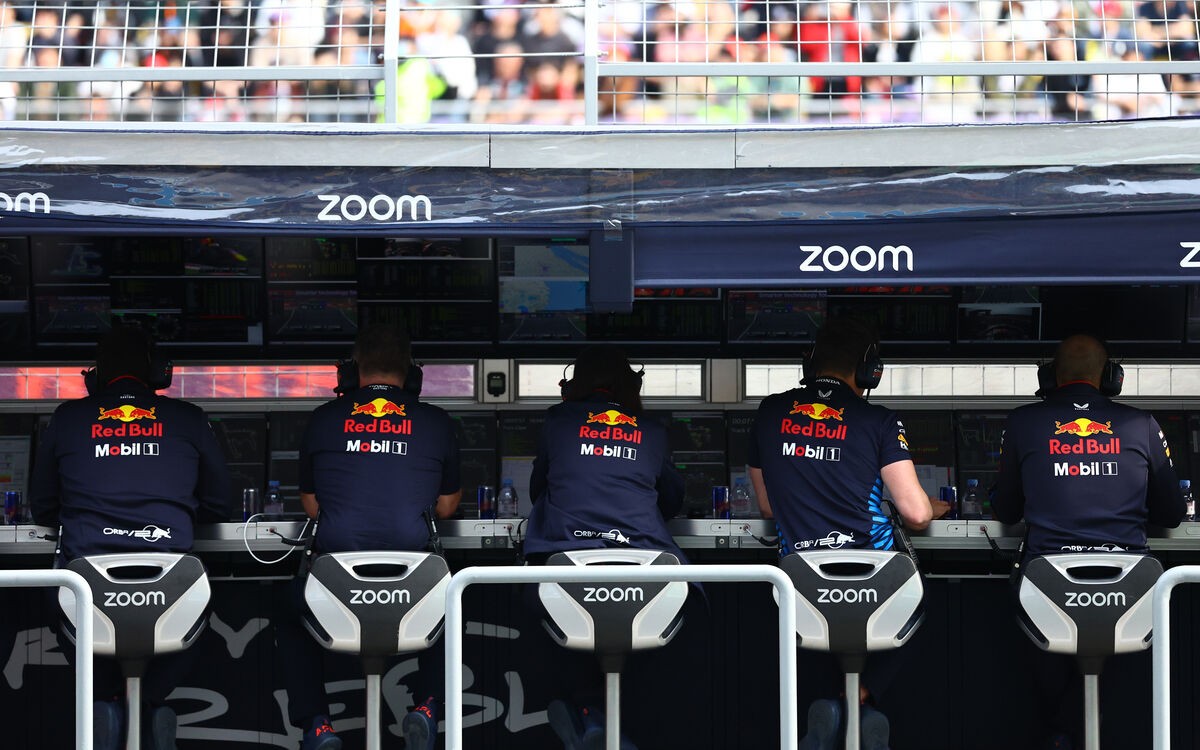 Boxový múrik Red Bullu, Horner