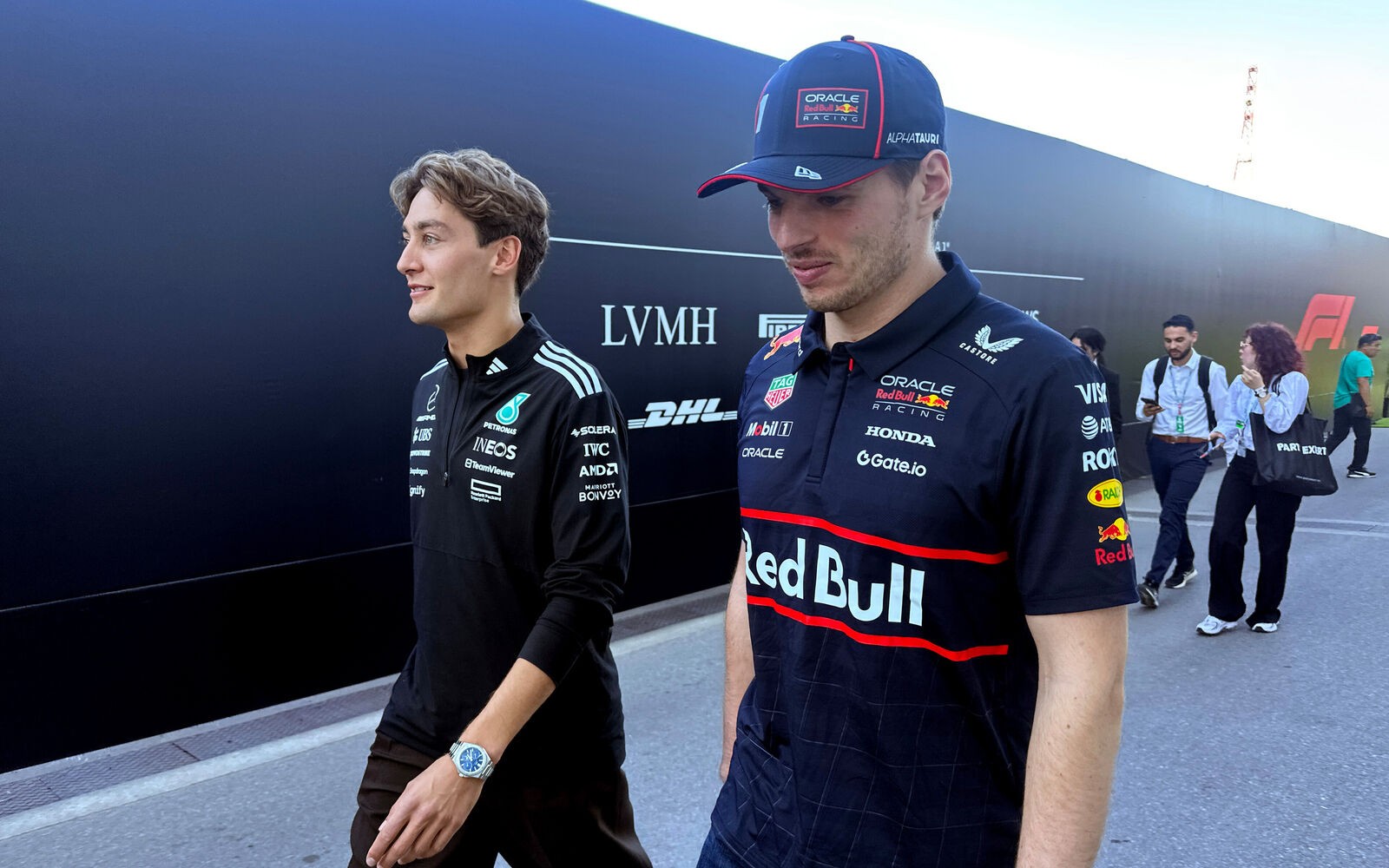 Max Verstappen a George Russell