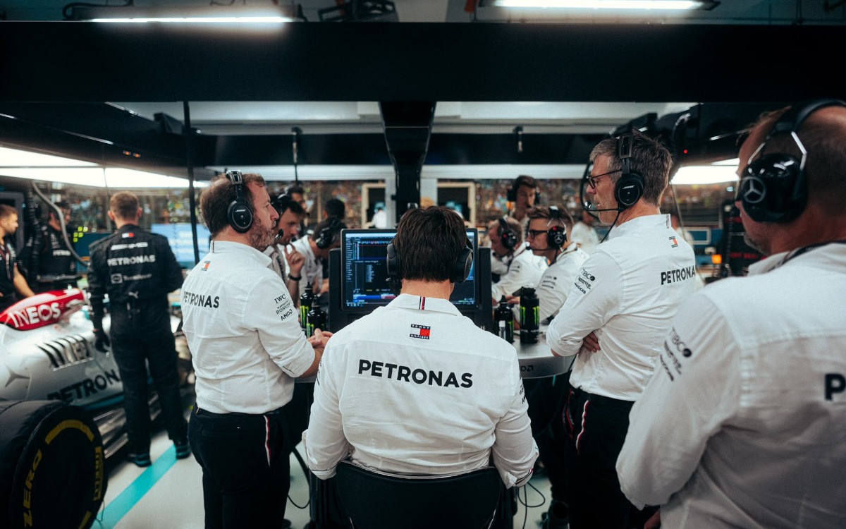 Toto Wolff v garáži Mercedesu