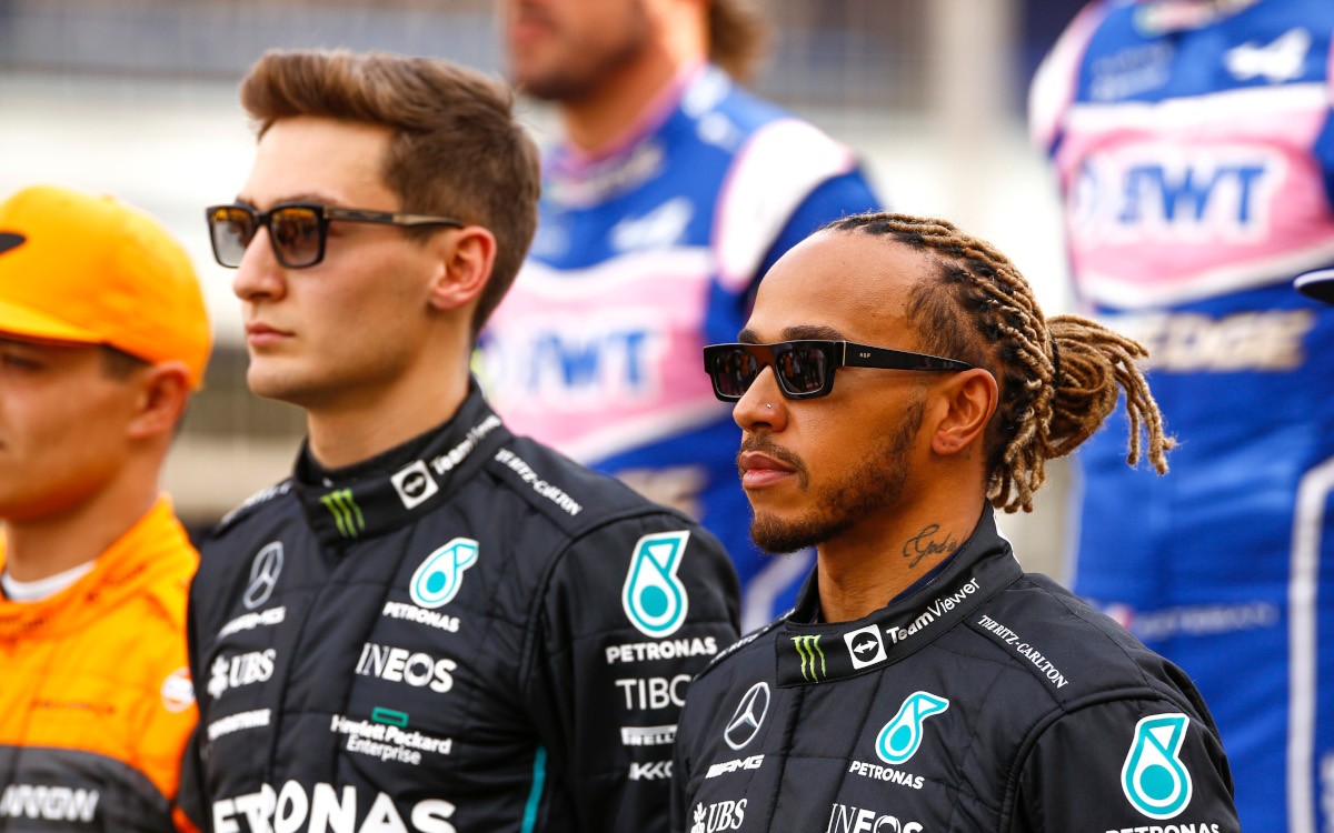 Lewis Hamilton a George Russell