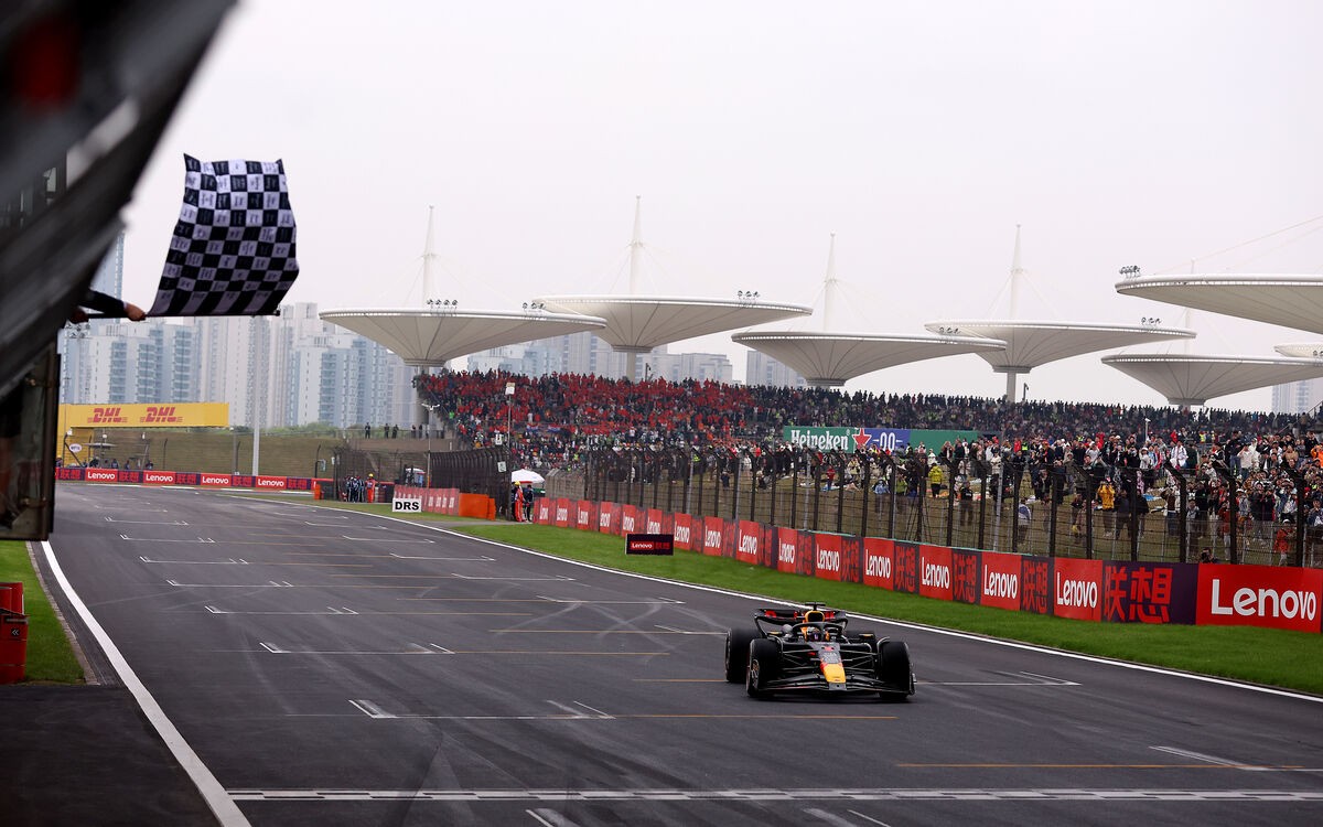 Max Verstappen a šachovnicová vlajka