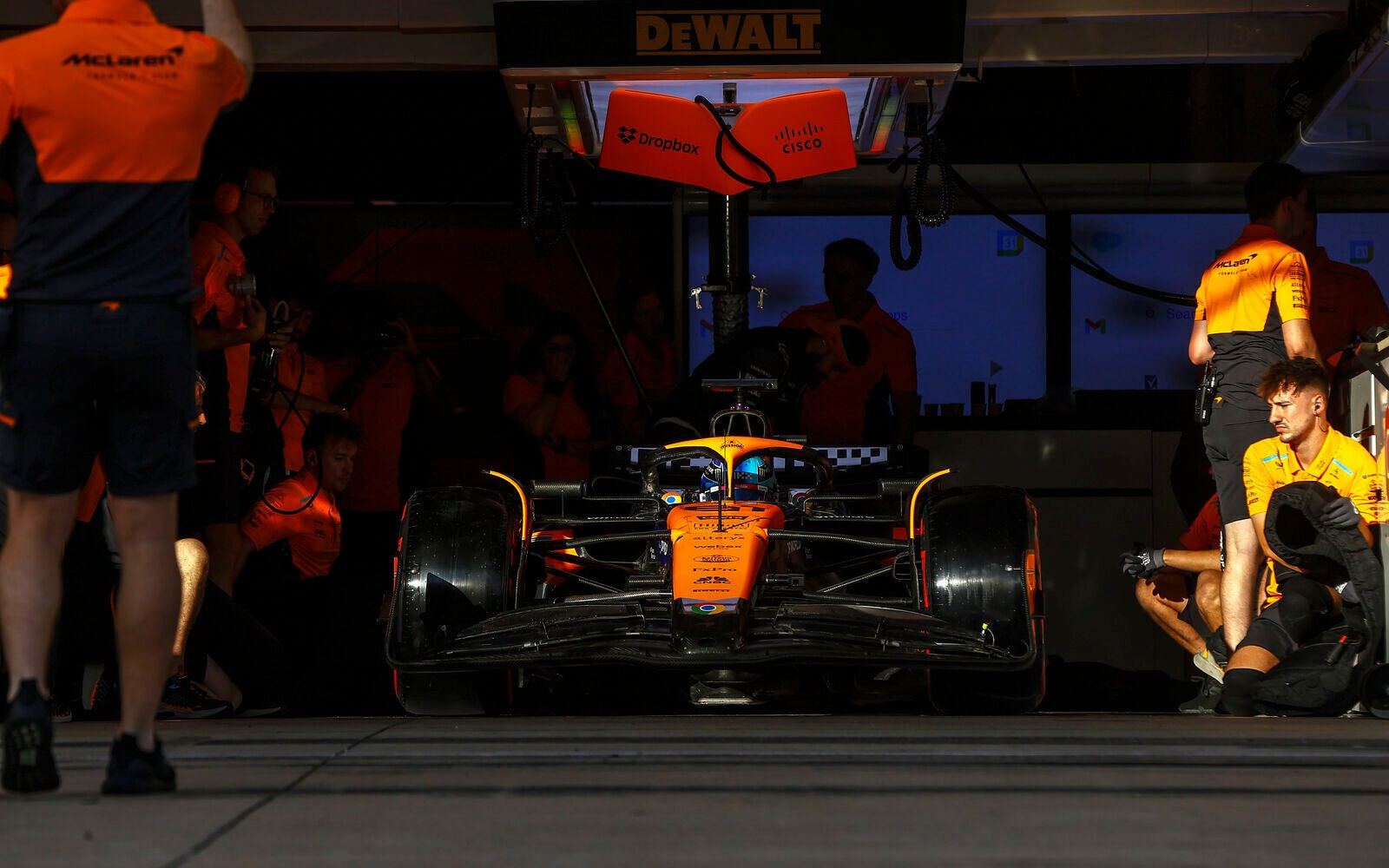 Oscar Piastri v garáži