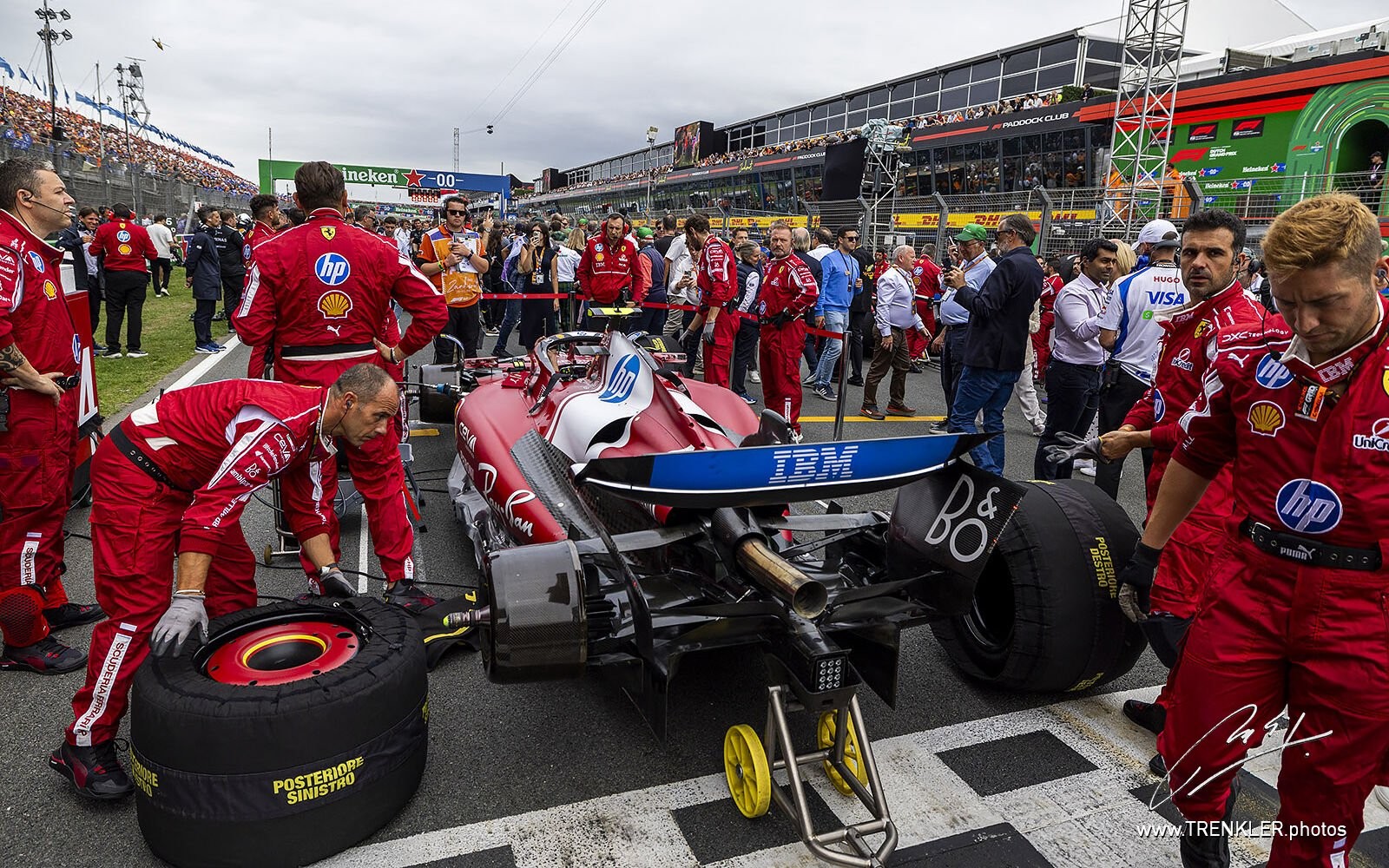 Monopost Lewisa Hamiltona na rošte, mechanici nasadzujú pneumatiky