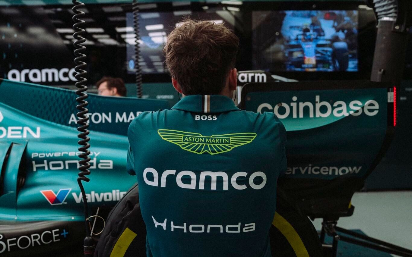 Monopost Aston Martinu v garáži