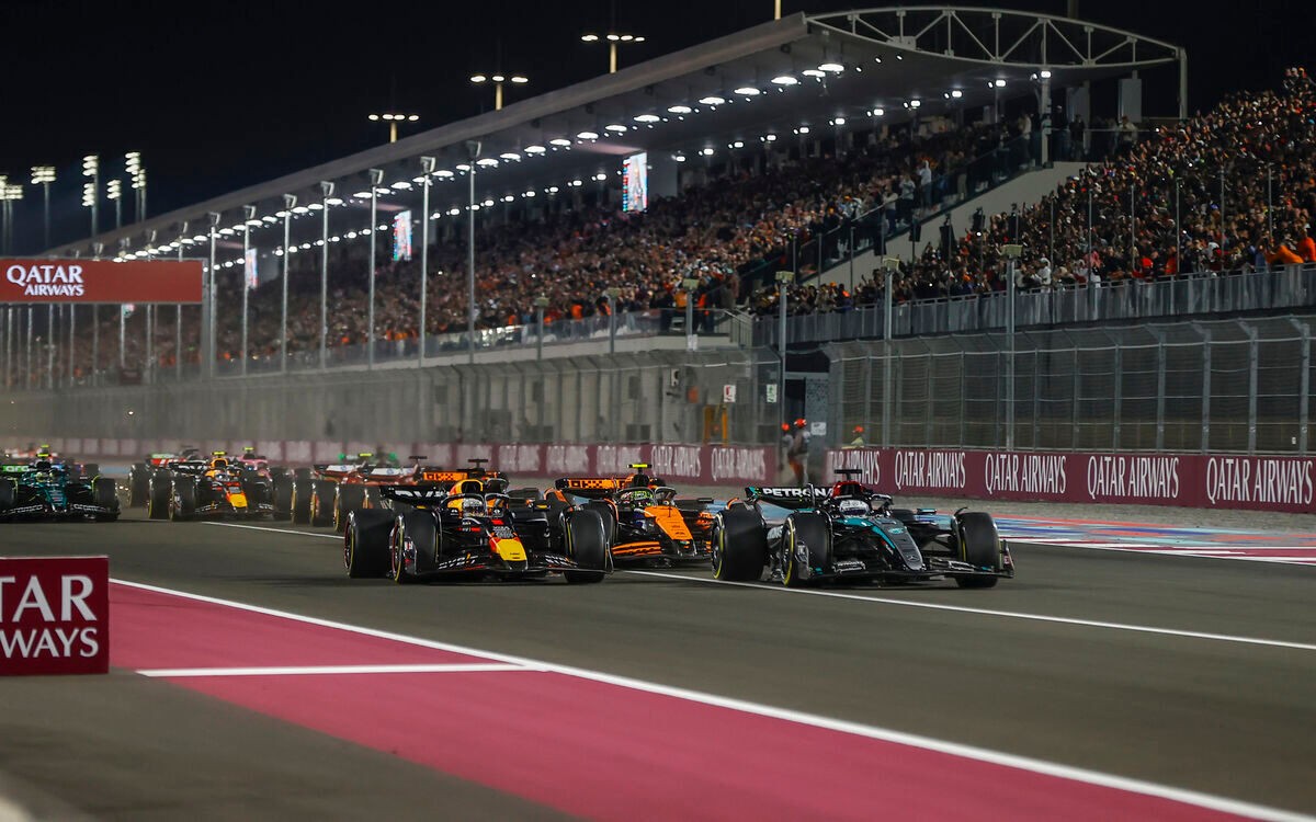 Max Verstappen a George Russell