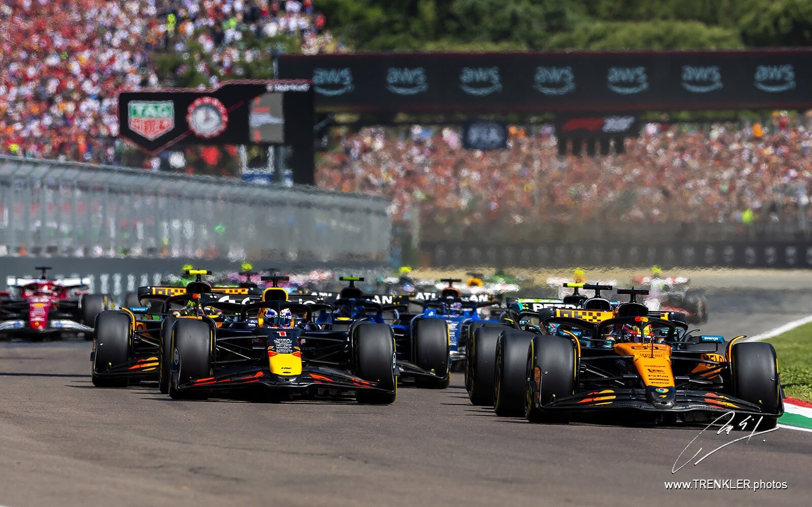 Oscar Piastri a Max Verstappen po štarte VC Emilia Romagna 2025