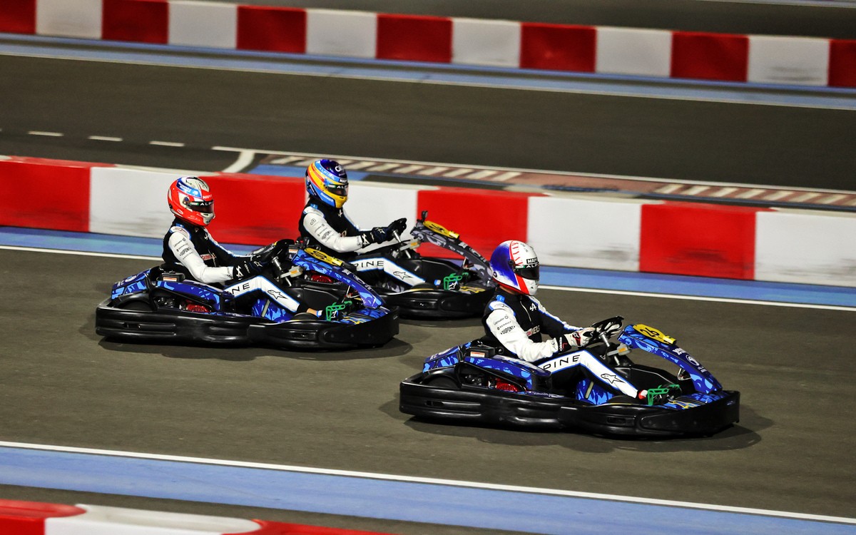 Fernando Alonso, Esteban Ocon, Daniil Kvjat na motokárach