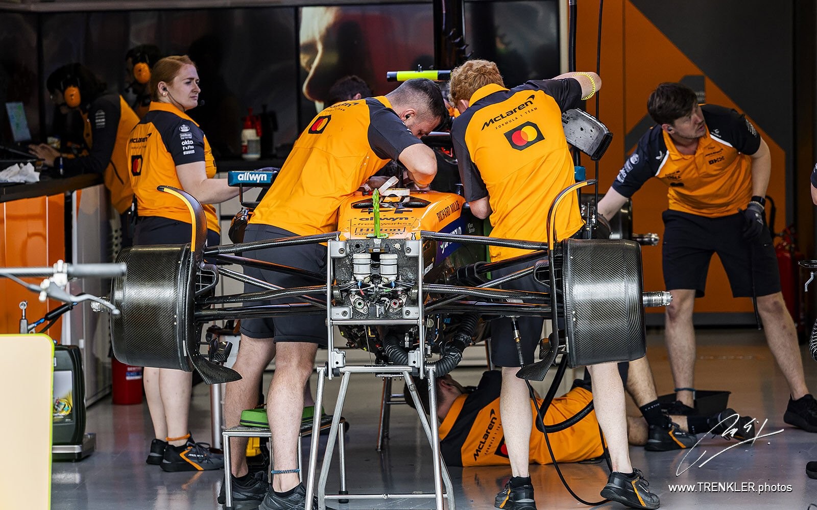 Monopost McLarenu v garáži, mechanici