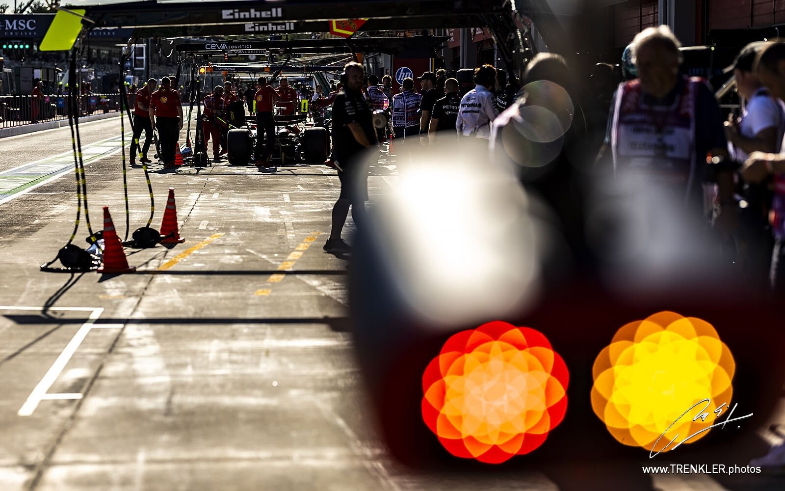 Charles Leclerc v boxoch, červené svetlá