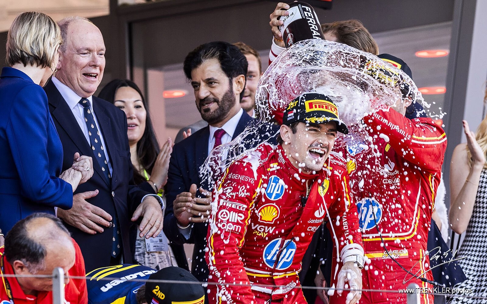 Charles Leclerc a Carlos Sainz so šampanským