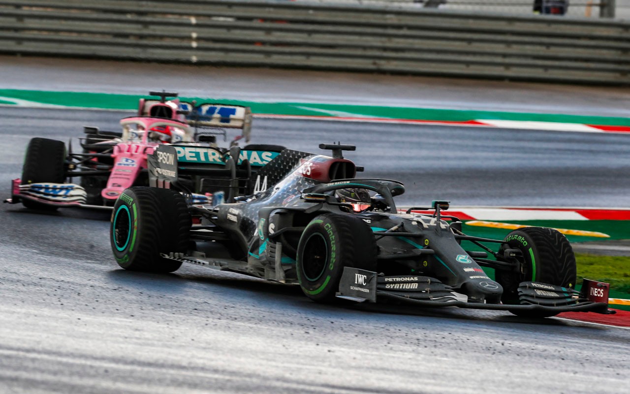 Lewis Hamilton pred Sergiom Pérezom