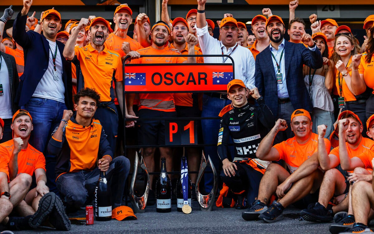 Lando Norris, Oscar Piastri, Andrea Stella a spoločná fotka McLarenu