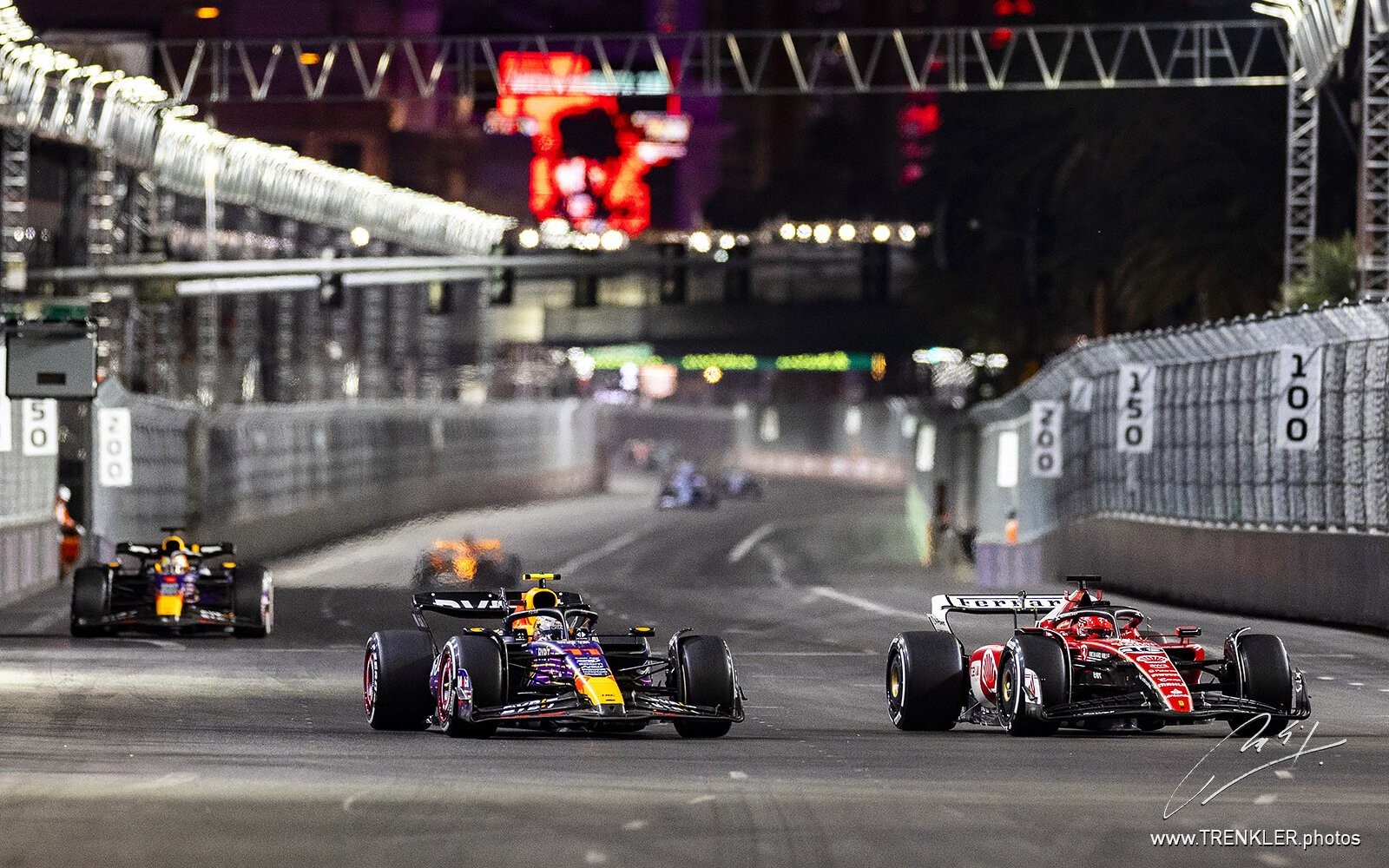 Sergio Pérez a Charles Leclerc