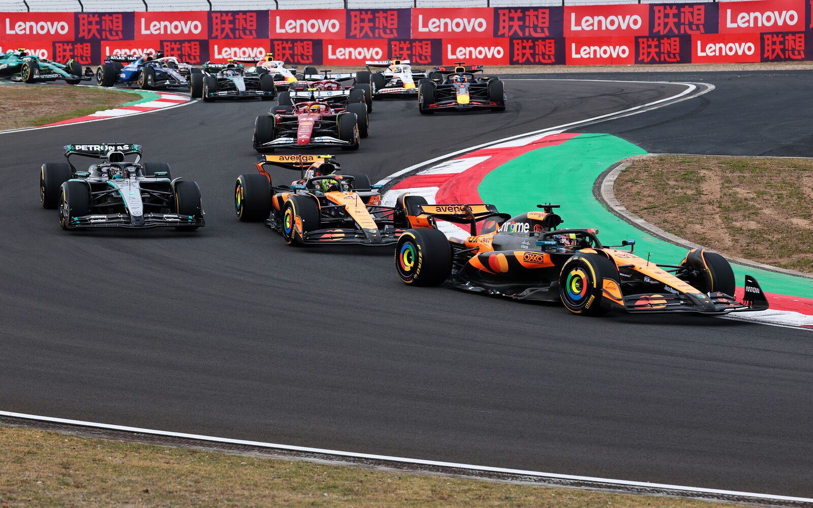 Oscar Piastri a Lando Norris, George Russell