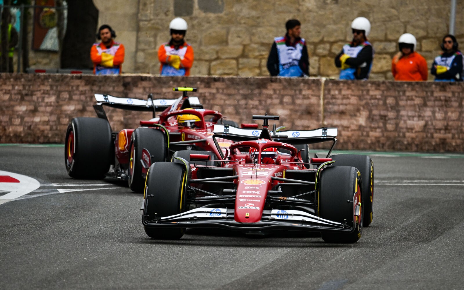 Charles Leclerc a Lewis Hamilton