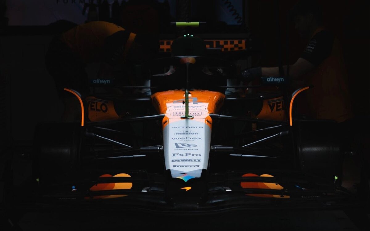 Monopost Landa Norrisa v garái