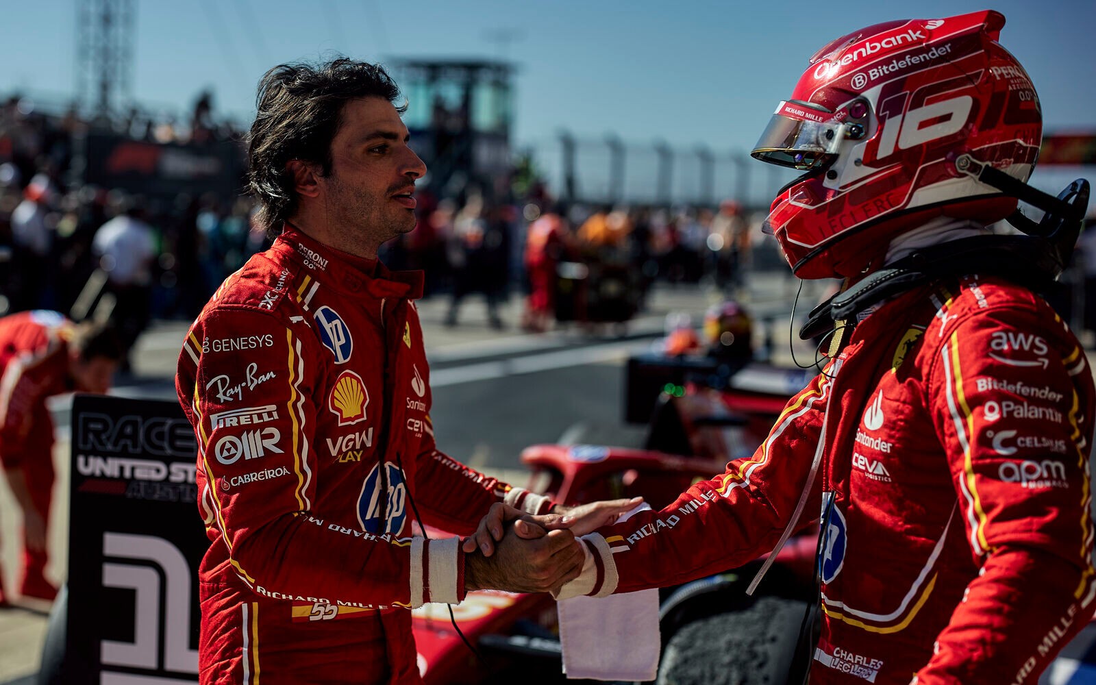 Carlos Sainz a Charles Leclerc