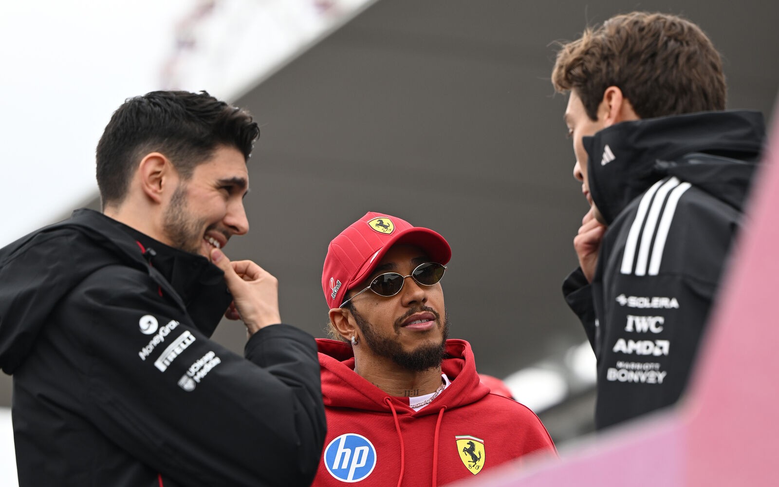 Esteban Ocon, Lewis Hamilton a George Russell