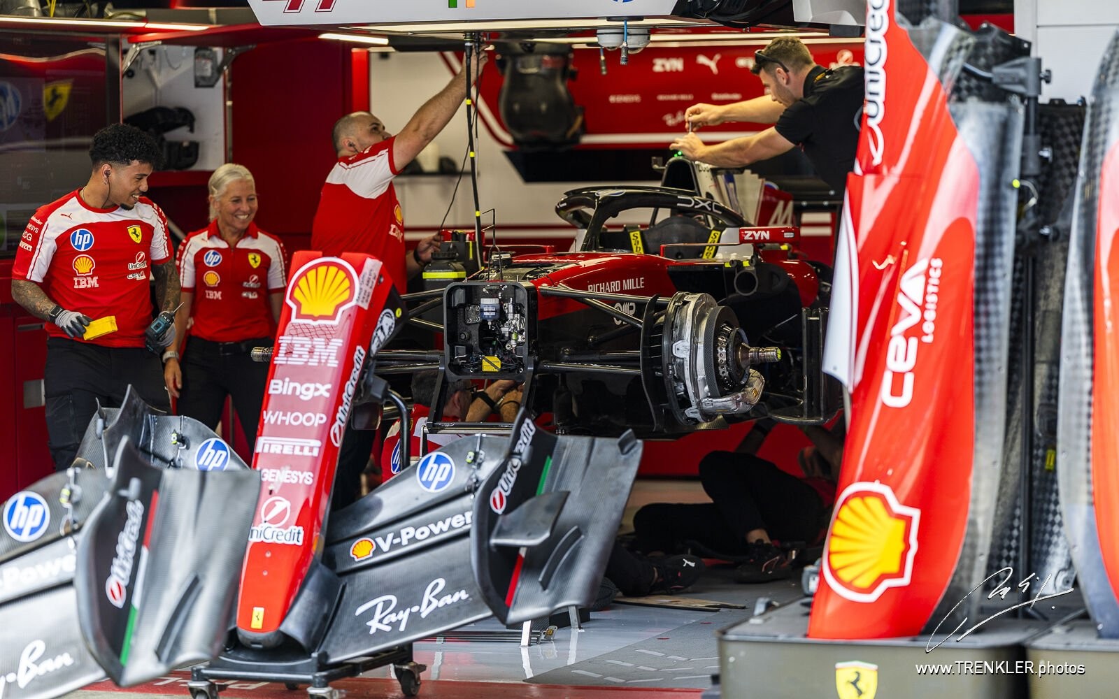 Monopost Ferrari v garáži
