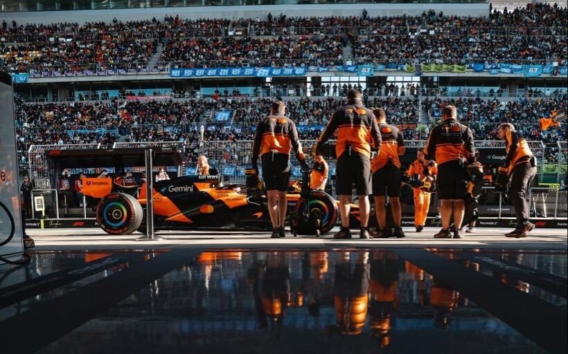 Oscar Piastri pred garážou McLarenu