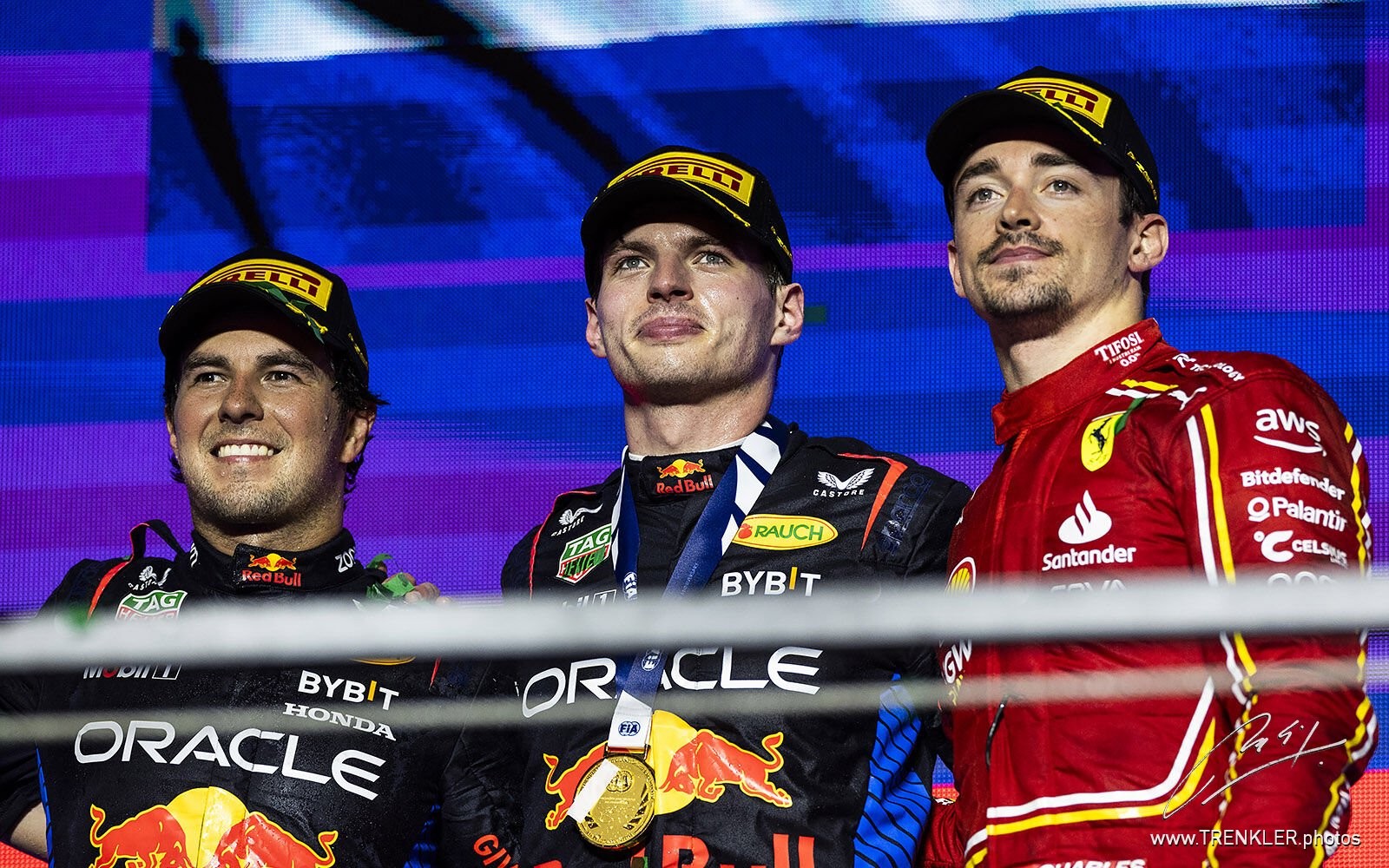 Pódium VC Saudskej Arábie 2024: Max Verstappen, Sergio Pérez a Charles Leclerc