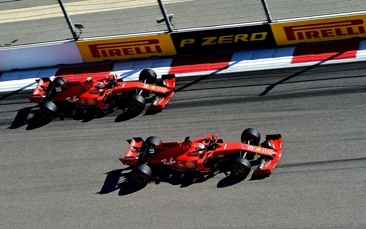 Sebastian Vettel pred Charlesom Leclercom