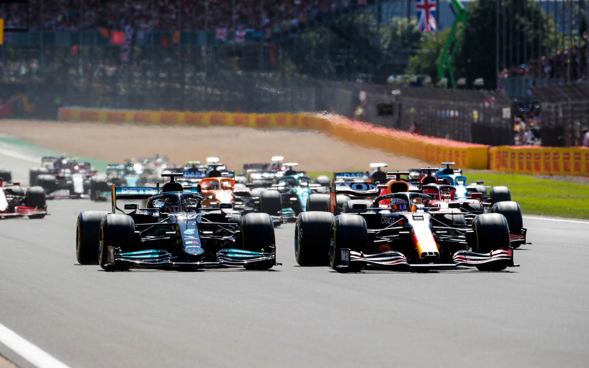 Lewis Hamilton a Max Verstappen po štarte VC Veľkej Británie 2021