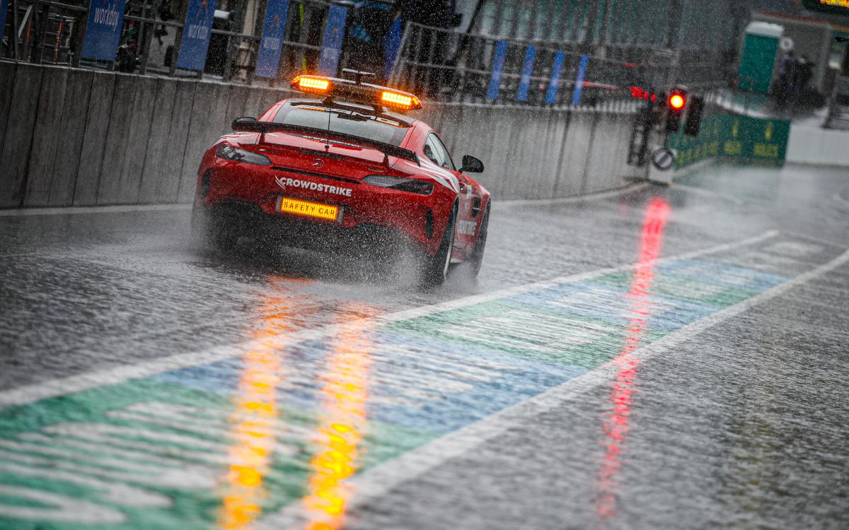 Bezpečnostné vozidlo safety car v daždi