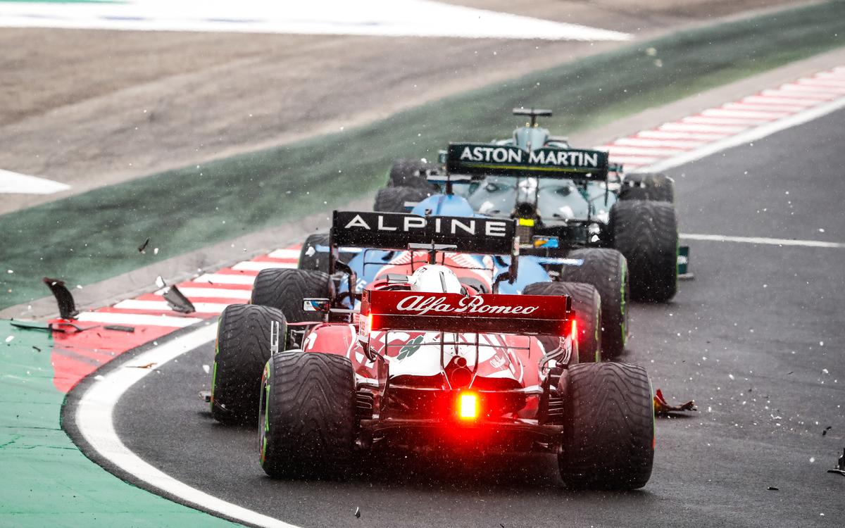 Kimi Räikkönen po kolízii po štarte VC Maďarska 2021