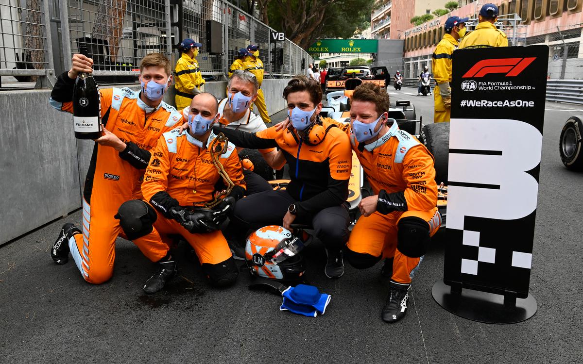 Mechanici McLarenu oslavujú tretie miesto Landa Norrisa