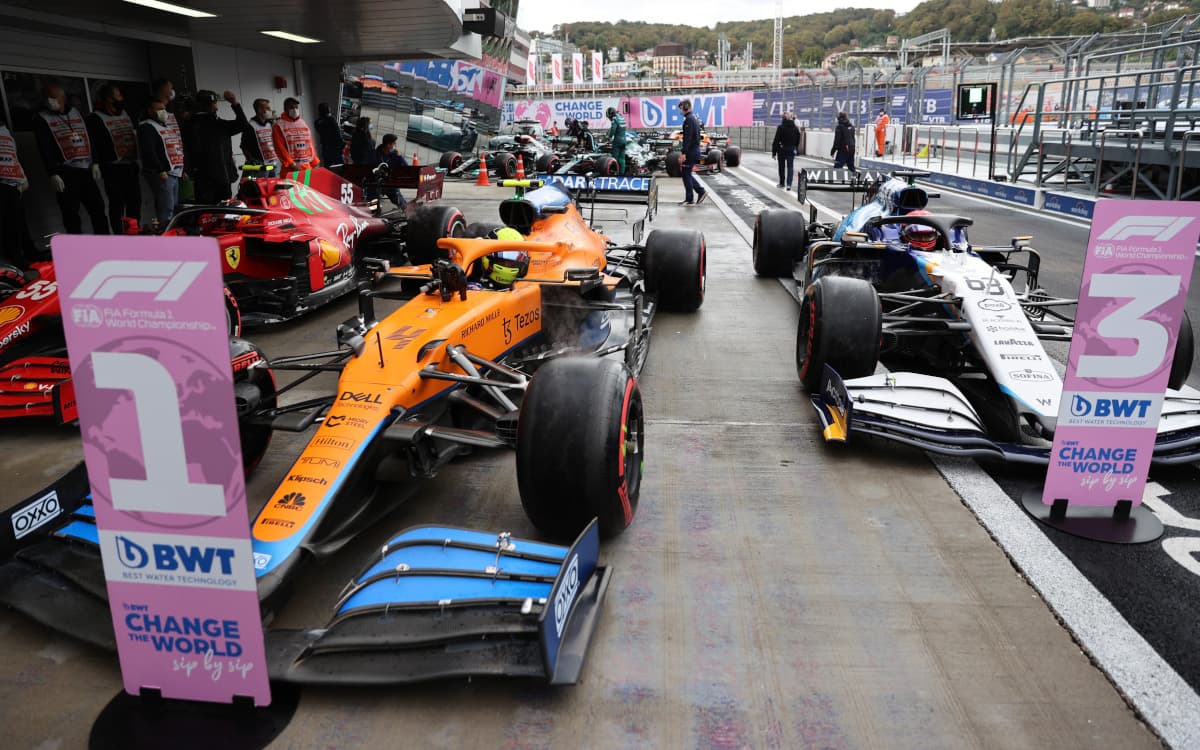 Lando Norris, Carlos Sainz a George Russell po kvalifikácii na VC Ruska 2021