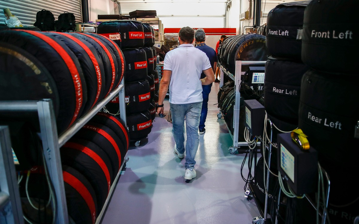 Pneumatiky Pirelli v zahrievacích dečkách na sklade